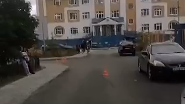 В Салехарде легковушка сбила ребенка на самокате. ВИДЕО