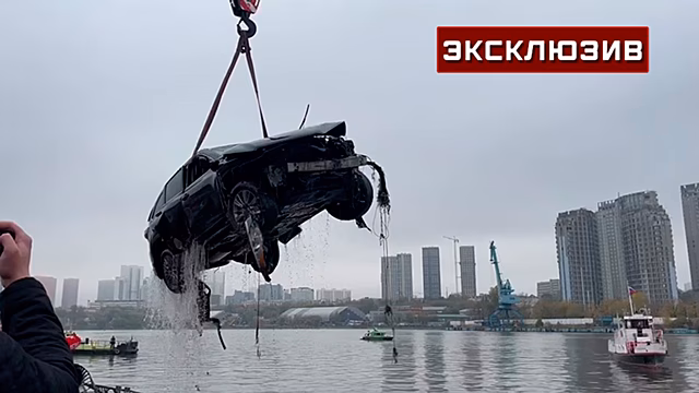 Спасатели подняли со дна Москвы-реки улетевший в воду автомобиль