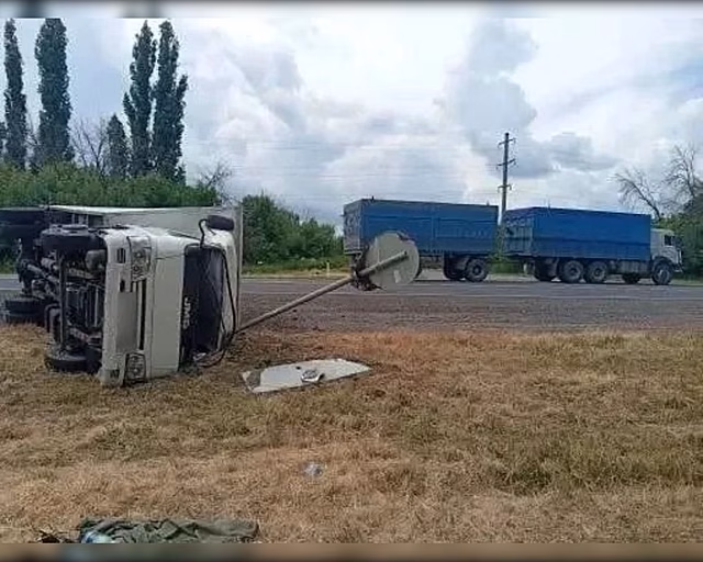 Два человека пострадали при столкновении КамАЗа и фургона под Воронежем