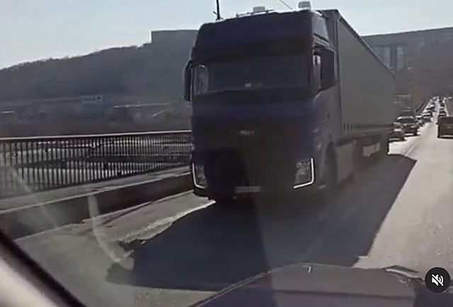 «Страшно ездить»: Рудневский мост во Владивостоке «пожаловался» на большегруз