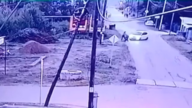 В Красноярском крае пьяный водитель сбил мать с грудным ребенком в коляске