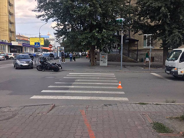 Иномарка сшибла старшеклассницу на «зебре» в центре Новосибирска