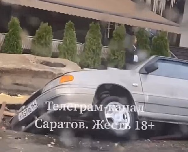 В центре Саратова легковушка провалилась в коммунальную яму с ограждениями