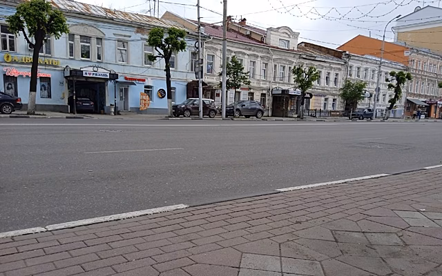 В центре Рязани водители устроили массовую парковку на тротуаре