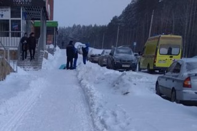 В Берёзовском из окна многоэтажки выпала девочка и разбилась