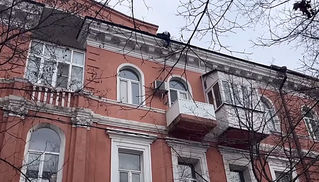 Опасные сосульки заполонили крыши домов по всему Ростову