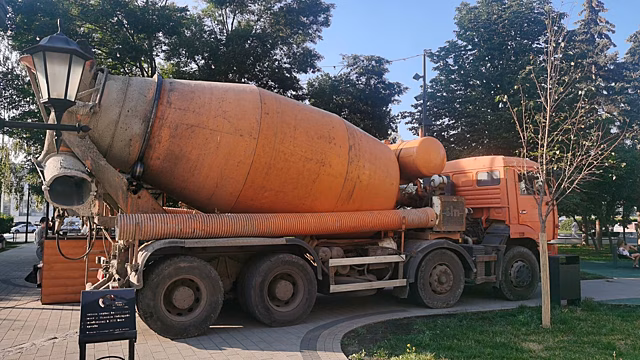 Бетономешалка съехала с Почтового съезда и помяла припаркованные автомобили