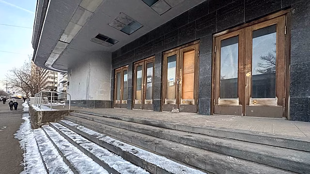 Психически неуравновешенный мужчина разбил окно в здании «Правды» в Москве и залез внутрь