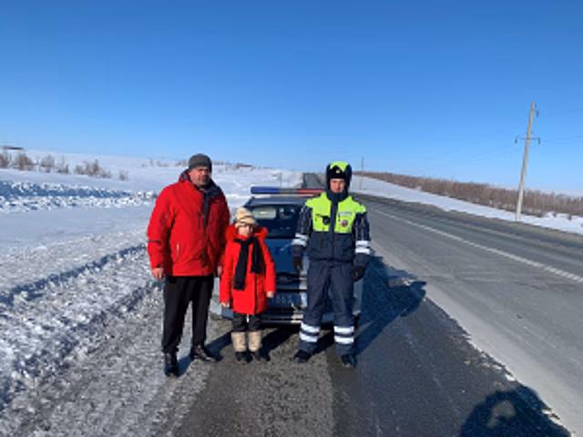 В Оренбургской области сотрудники Госавтоинспекции помогли водителю, который оказался в трудной ситуации на дороге