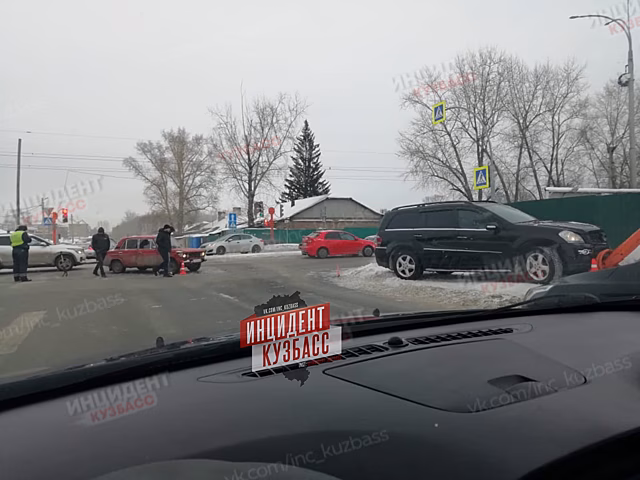 Внедорожник повалил светофор и знаки после ДТП на кемеровском перекрестке