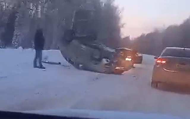 Под Рязанью на дороге перевернулся автомобиль