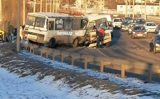 В Курске столкнулись маршрутки на Кировском мосту