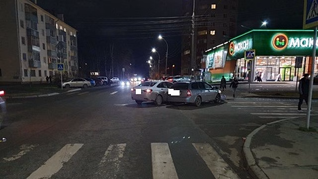 «Лада-Веста» влетела в иномарку на перекрёстке в Вологде