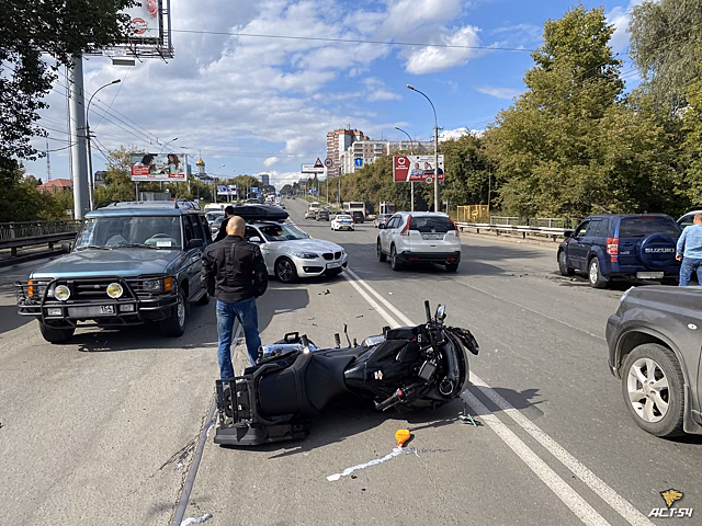 В Кировском районе Новосибирска произошло ДТП с участием мотоциклиста