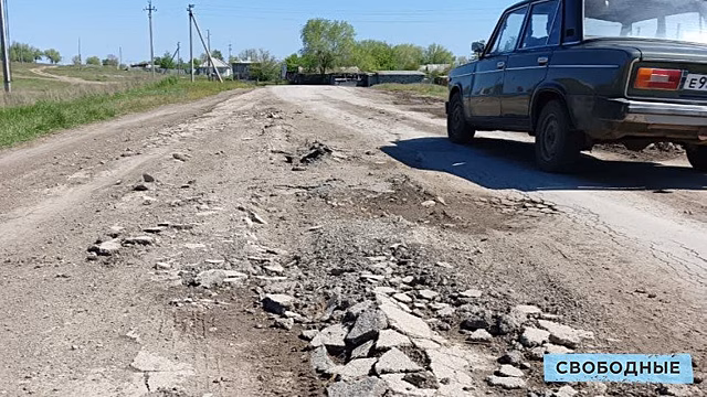 Десять километров на такси за 600 рублей. Жители села под Дергачами рассказали про разбитую дорогу
