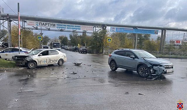 На перекрестке под Волгоградом такси попало в крупное ДТП