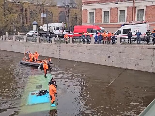 СК: в офисах владельца упавшего с моста в Санкт-Петербурге автобуса прошли обыски