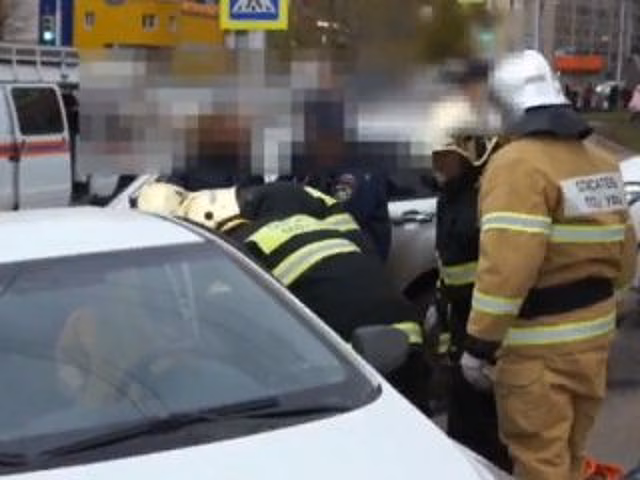 В Уфе 58-летнюю женщину деблокировали после ДТП