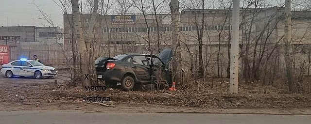 В Красноярске подросток на машине врезался в дерево, есть пострадавшие
