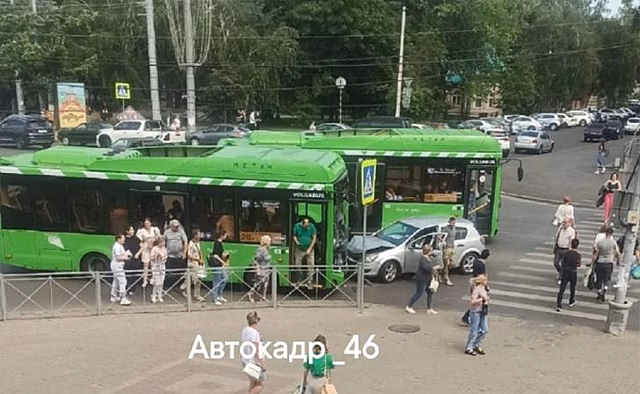 В Курске на площади Перекальского произошло ДТП с «Волгабасами»