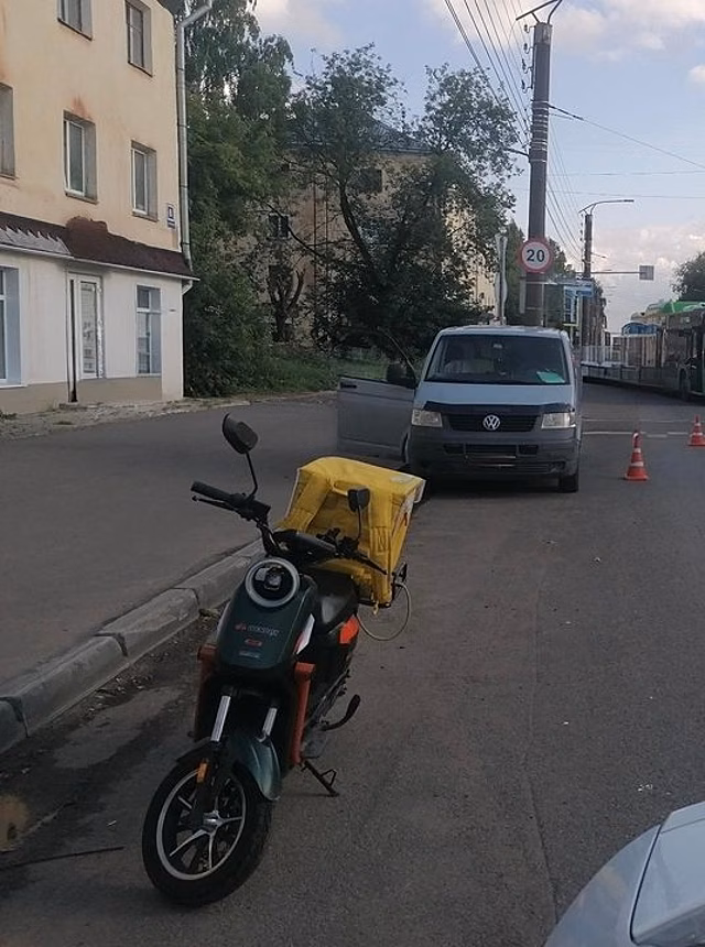 На Ивана Попова курьер на электросамокате въехал во внезапно открывшуюся дверь автомобиля