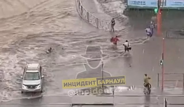 В Барнауле девочку после ливня унесло потоком воды на проезжую часть