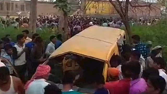Школьный автобус столкнулся с поездом в Индии, погибли более 10 детей