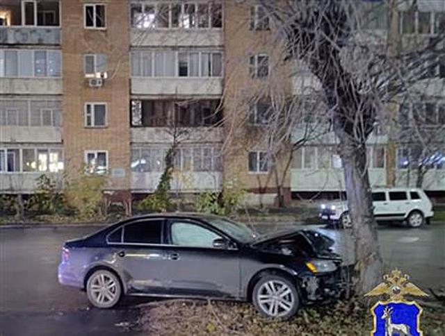 В Сызрани водитель на Volkswagen врезался в дерево