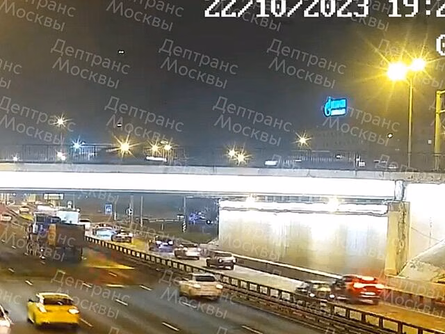 Движение на МКАД в районе развязки с Каширским шоссе ограничили из-за аварии