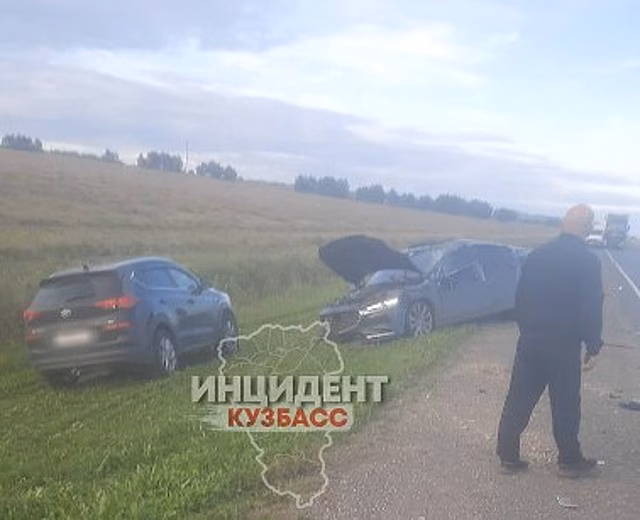 В Приморье в жёстком ДТП на трассе легковушку зажало между двух грузовиков