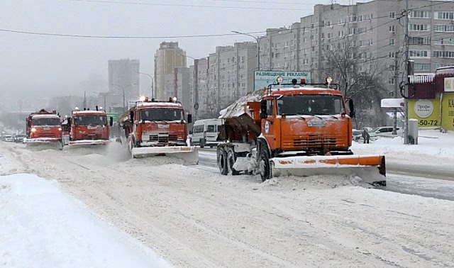 В Волгограде из-за снегопада затруднено движение большегрузов