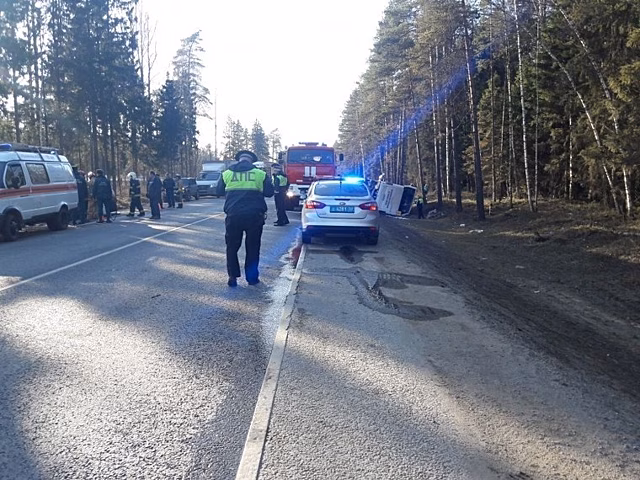 Шесть автомобилей столкнулись на трассе в Псковской области