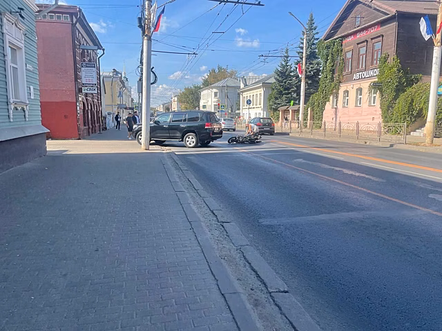 Главная улица Костромы окрасилась в кроваво-красный из-за аварии с мотоциклом