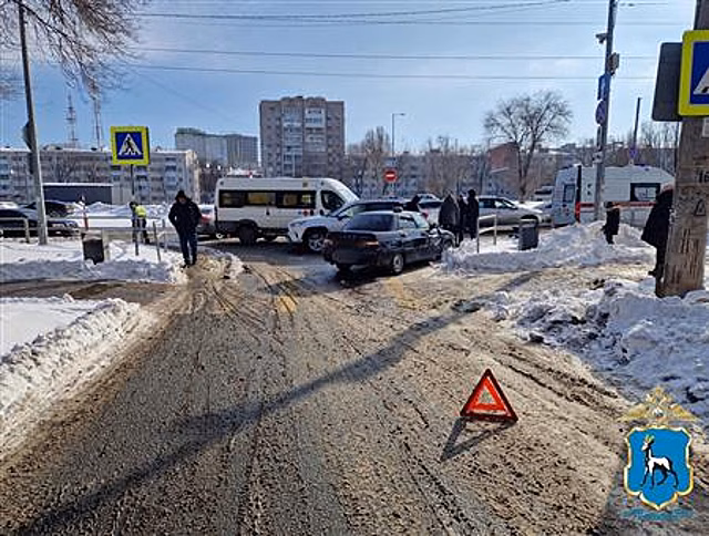 Женщина и ребенок пострадали при столкновении двух легковушек и автобуса в Самаре