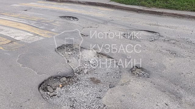 Выбоины образовались на дорогах в Кемерове
