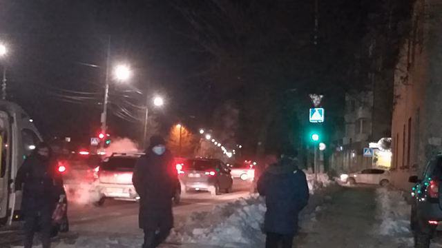 Саратовцев предупредили об опасном для жизни светофоре в Заводском районе