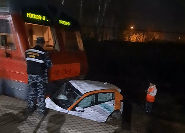 Стали известны подробности ДТП с участием электрички и автомобиля в Подмосковье