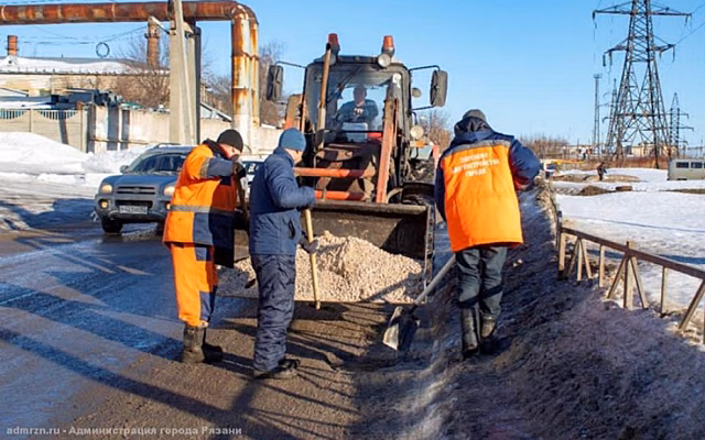 В Рязани заделали ямы на Славянском проспекте после обращения жителей