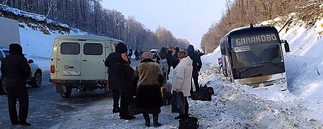 Под Саратовом в массовом ДТП с двумя фурами, автобусом и легковушкой пострадали три человека
