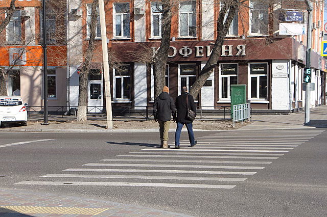 В Благовещенске нашли, чем заменить скользкие зебры из холодного пластика на пешеходных переходах