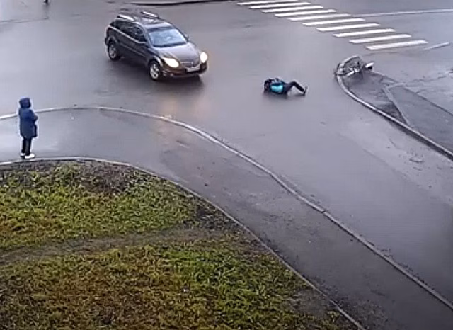 В Петрозаводске внедорожник сбил велосипедиста