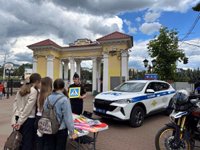 В Мордовии сотрудники Госавтоинспекции совместно с активистами «Движения Первых» в городком парке провели для юных участников дорожного движения игру-викторину «Знаю и соблюдаю»