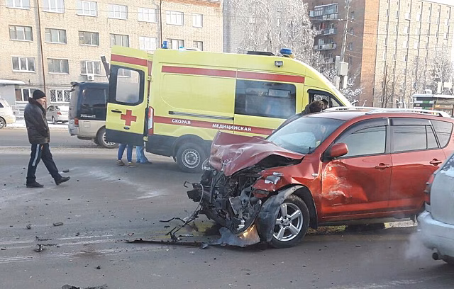 В Кемеровской области столкнулись две Toyota, три человека госпитализированы