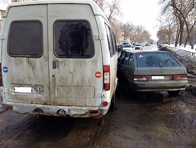 В Кировском районе Самары "четырнадцатая" не не уступила дорогу "маршрутке", четыре человека пострадали