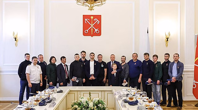 Олег и Матвей Титунины рассказали, как спасали пассажиров автобуса из Мойки
