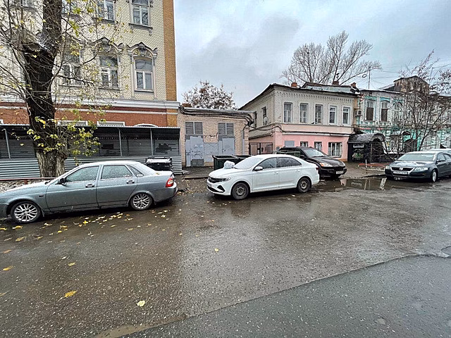 В Саратове перекрывшего проход водителя «вежливо предупредили» мусором на капоте