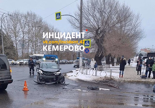 Автомобили столкнулись на крупном кемеровском проспекте