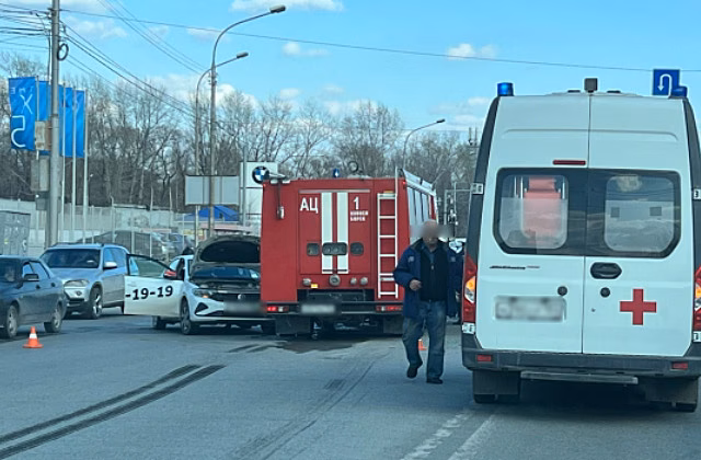 В Новосибирске такси врезалось в пожарную машину — на месте ДТП работает скорая