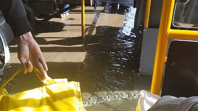 После ливня в Заводском районе Саратова дождевая вода затопила автобус