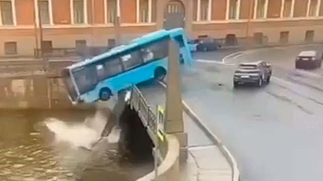 Момент падения пассажирского автобуса в Мойку попал на камеру